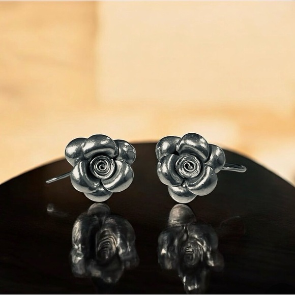 Vintage Elegant Sterling Silver Rose-Flower Earrings - Picture 3 of 6